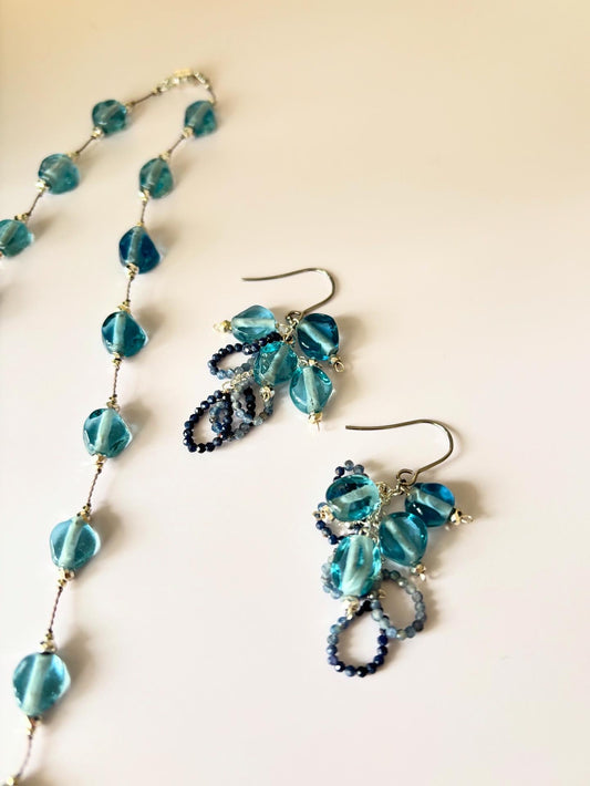 ジャワ島トンボ玉とサファイヤのピアス