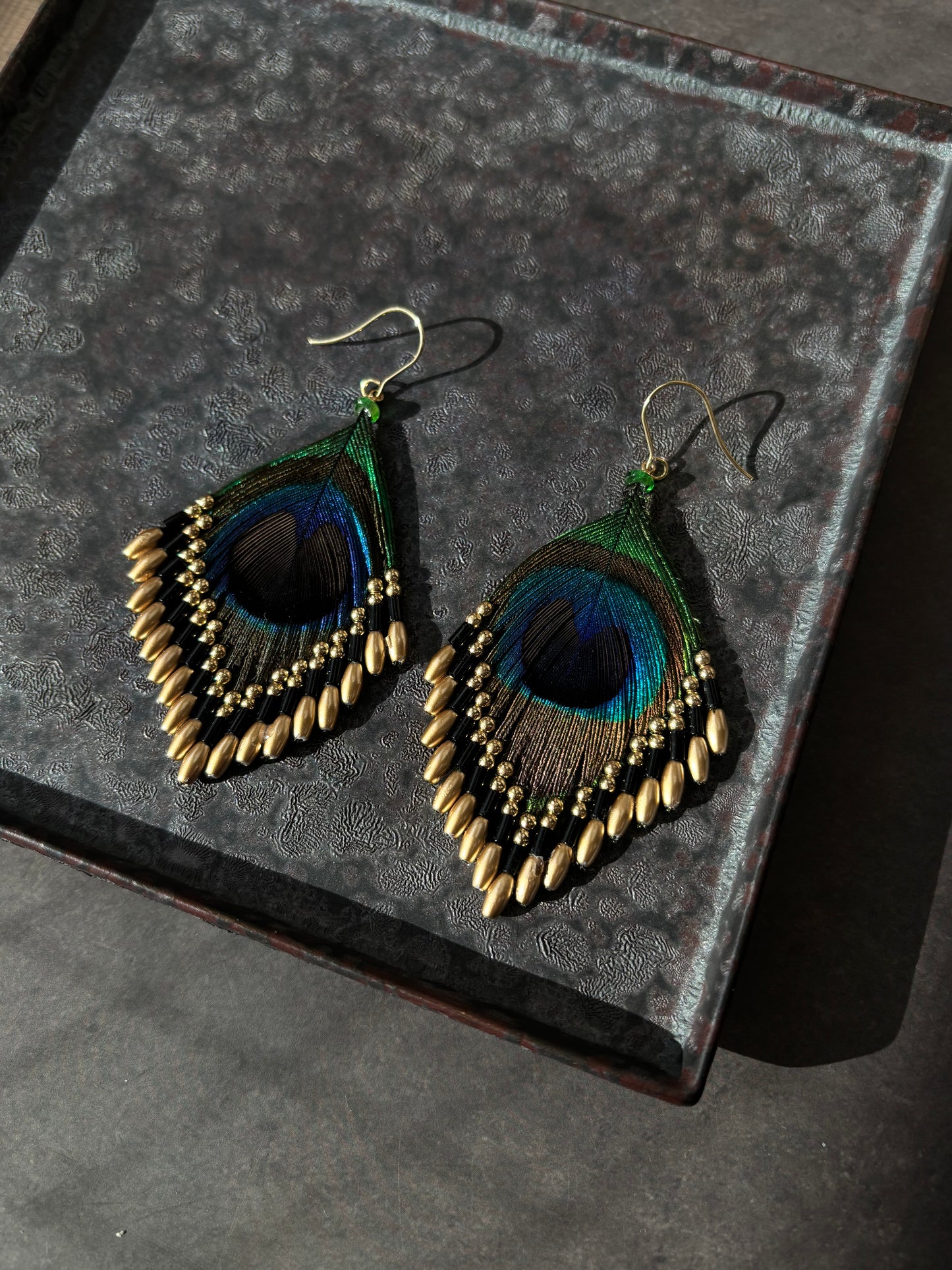 孔雀の羽ピアス 　ブラック