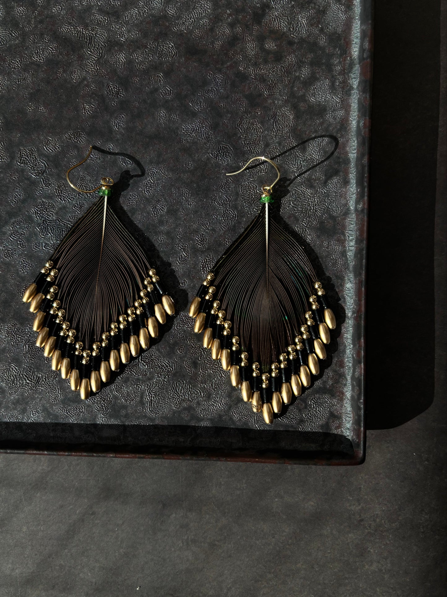 孔雀の羽ピアス 　ブラック