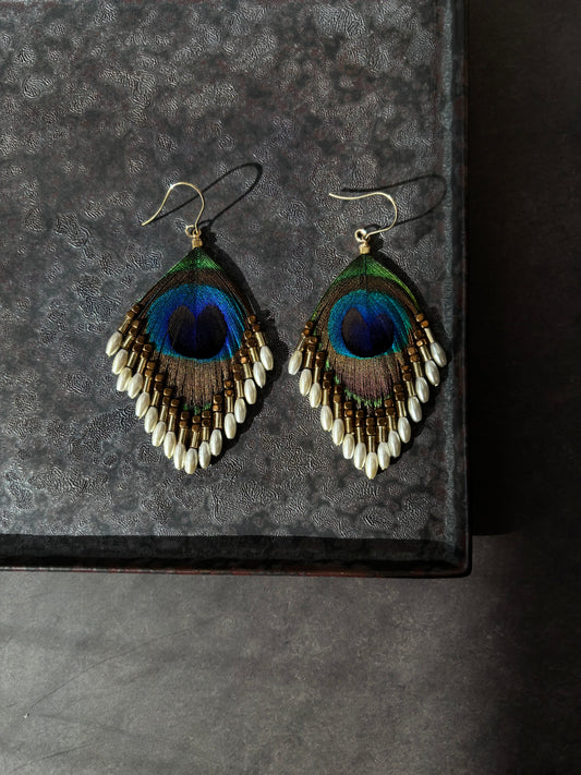 孔雀の羽ピアス ホワイト