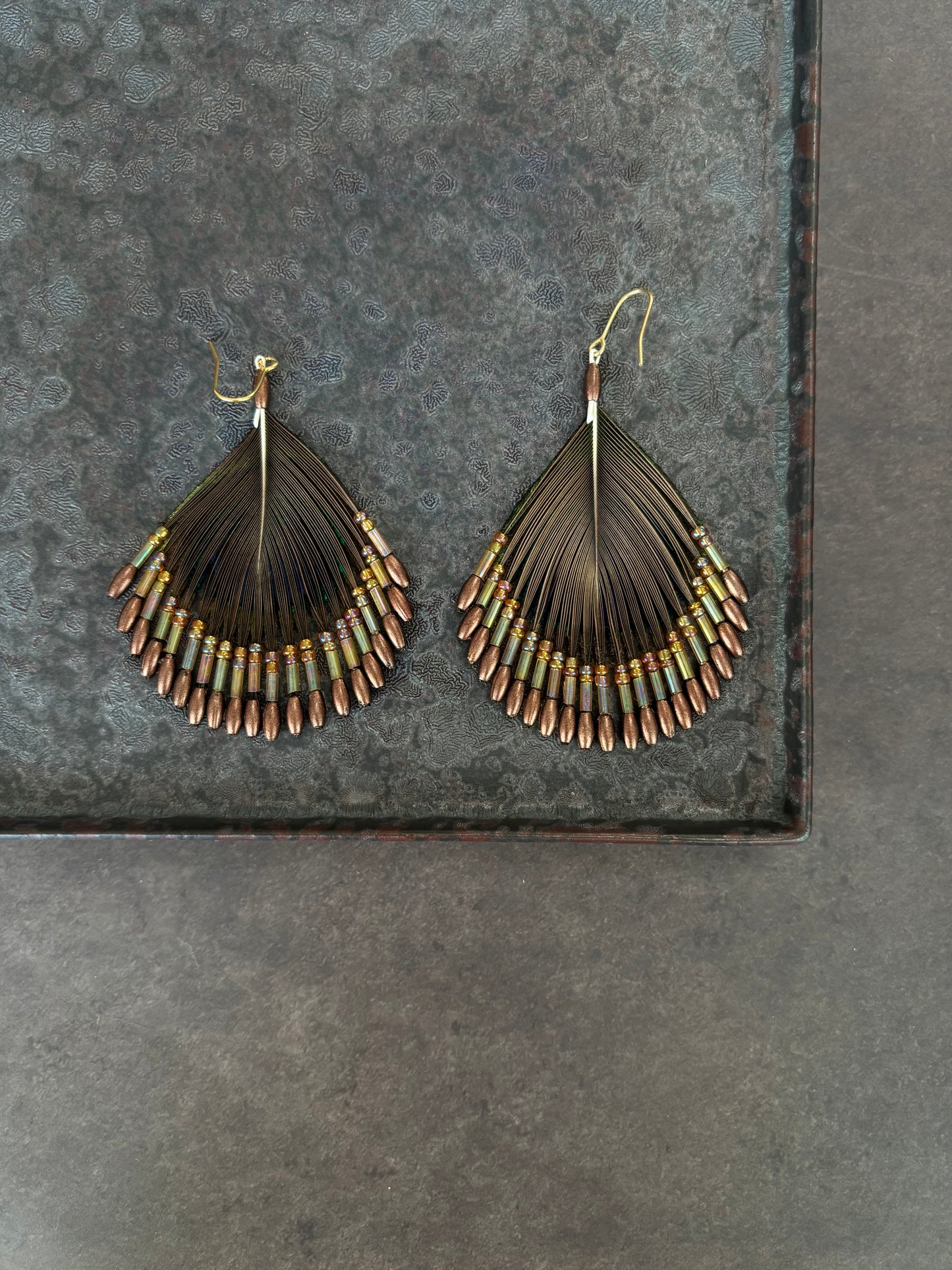 孔雀の羽ピアス ブラウン