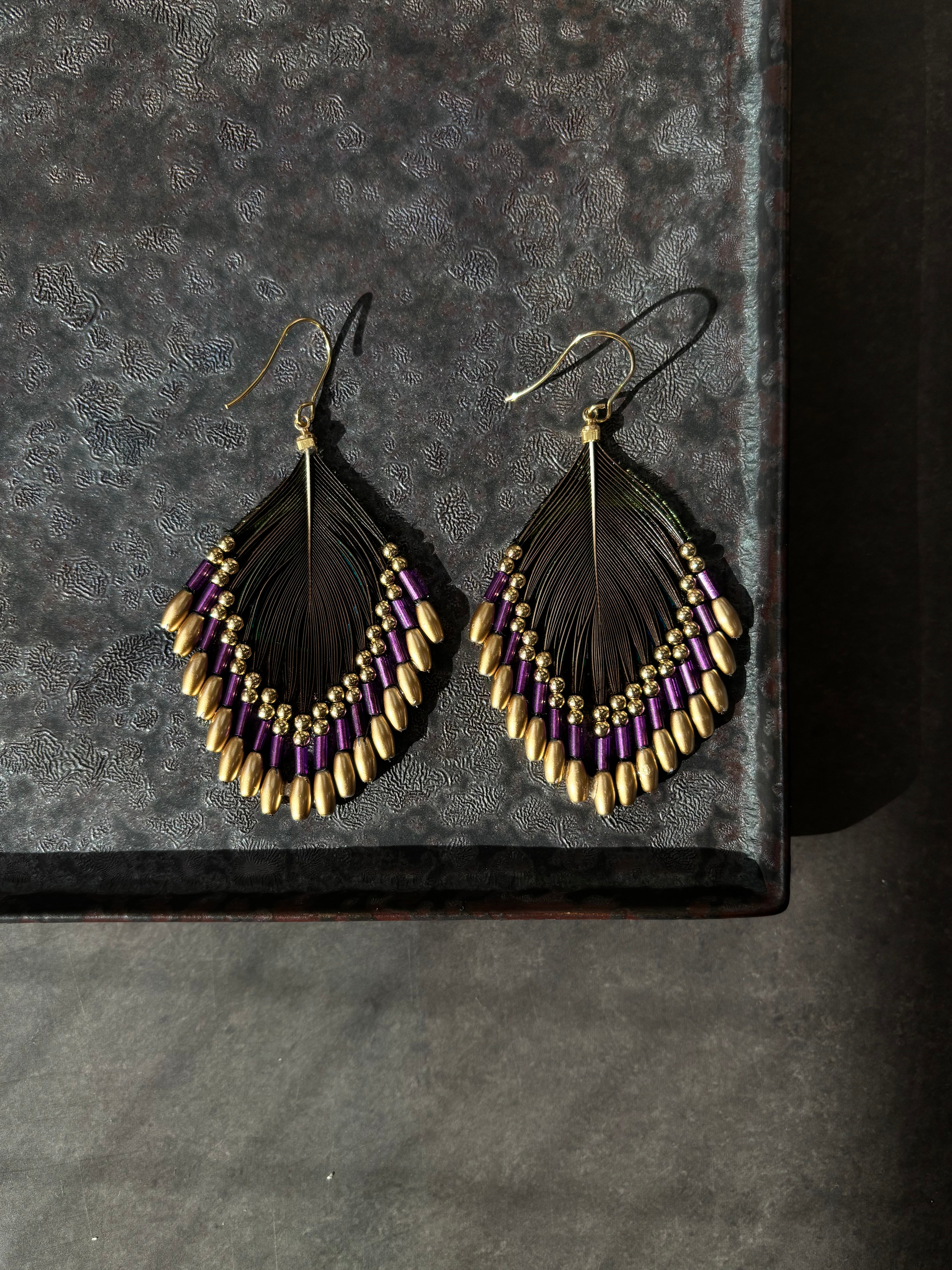 孔雀の羽ピアス パープル – BLISS TOKYO