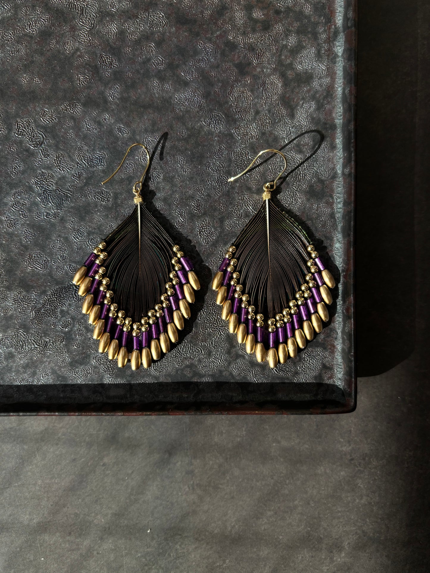 孔雀の羽ピアス 　パープル