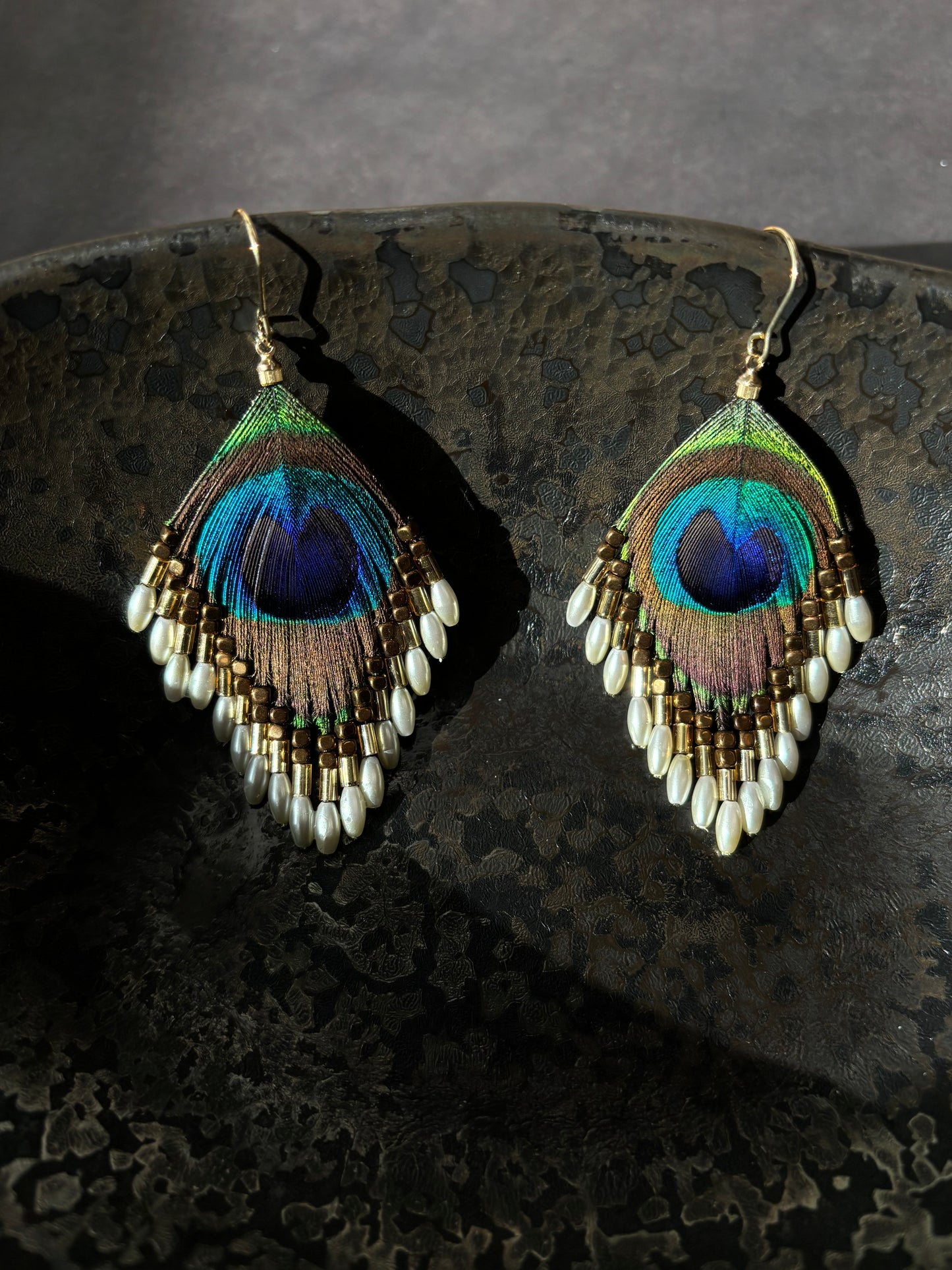 孔雀の羽ピアス ホワイト