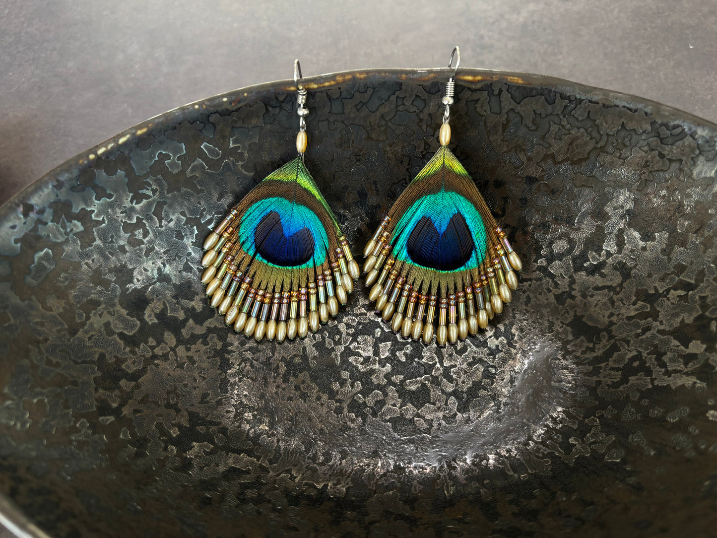 孔雀の羽ピアス ベージュ