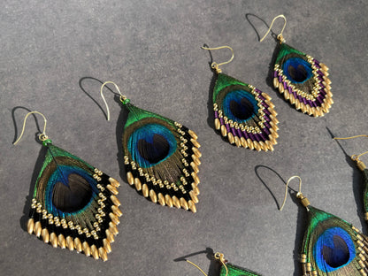 孔雀の羽ピアス 　ブラック