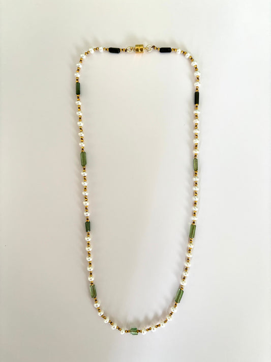 グリーントルマリンとパールのショートネックレス