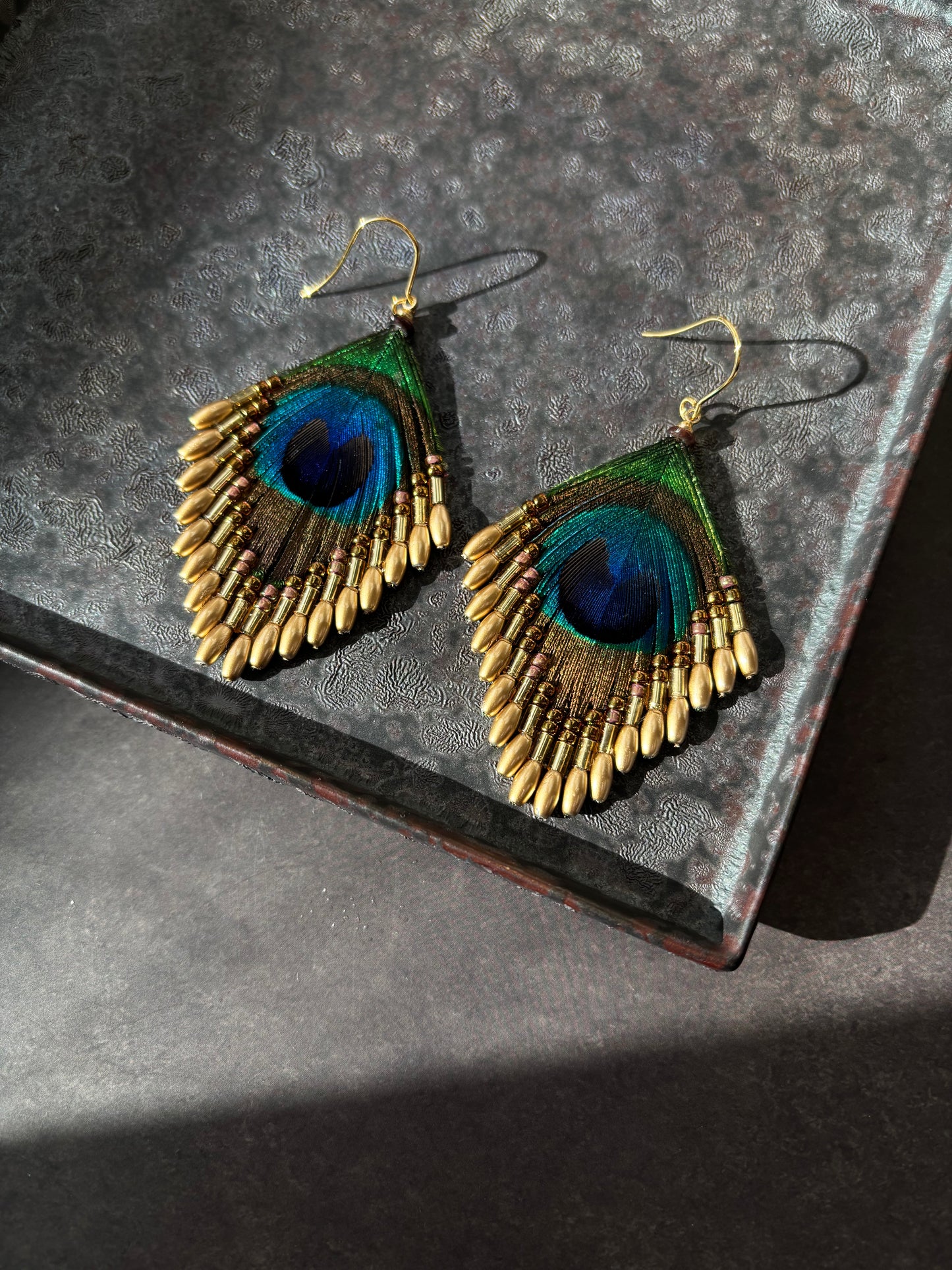 孔雀の羽ピアス 　マットゴールド