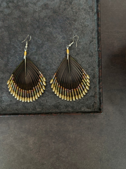 孔雀の羽ピアス ベージュ