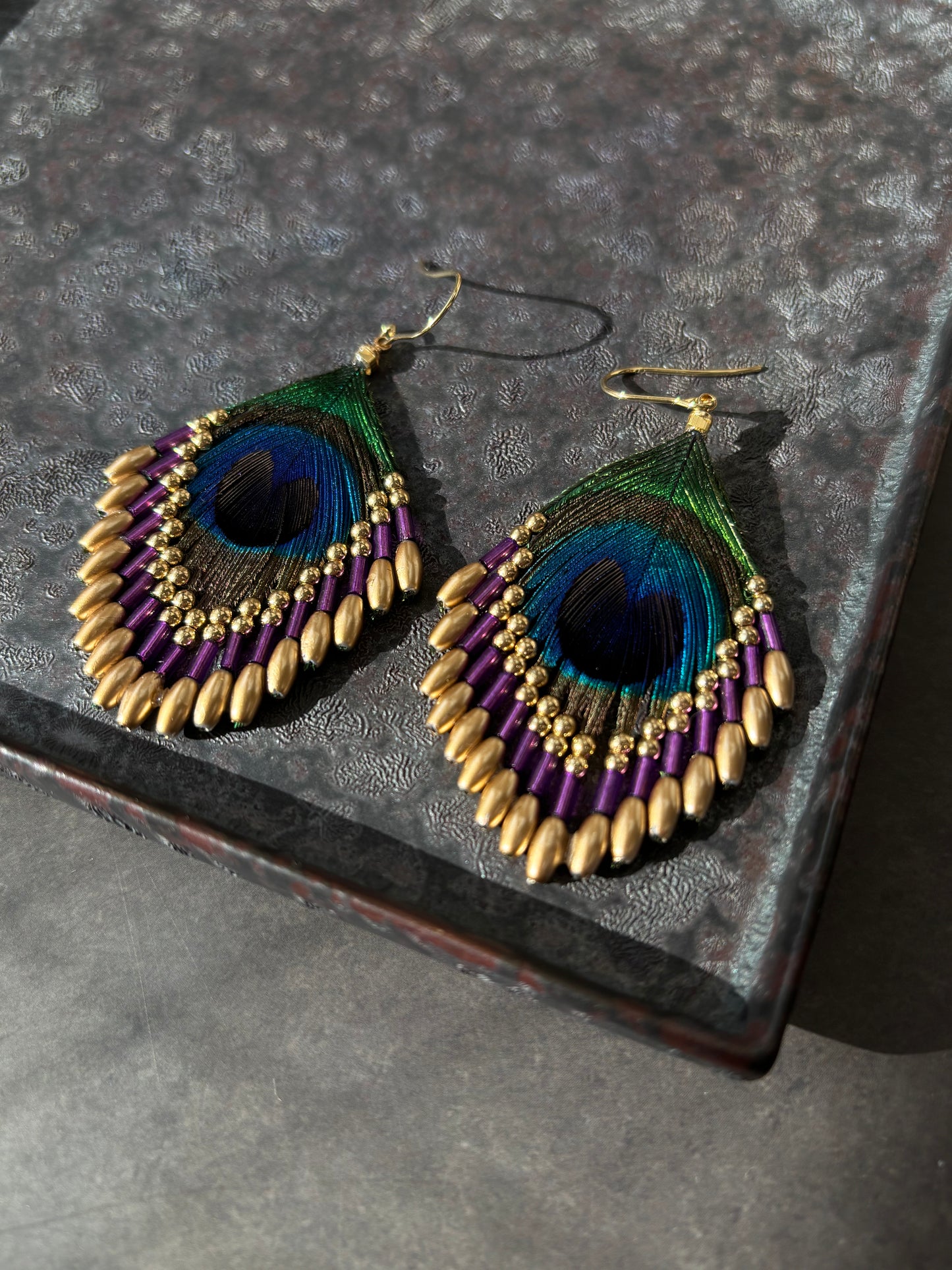 孔雀の羽ピアス 　パープル