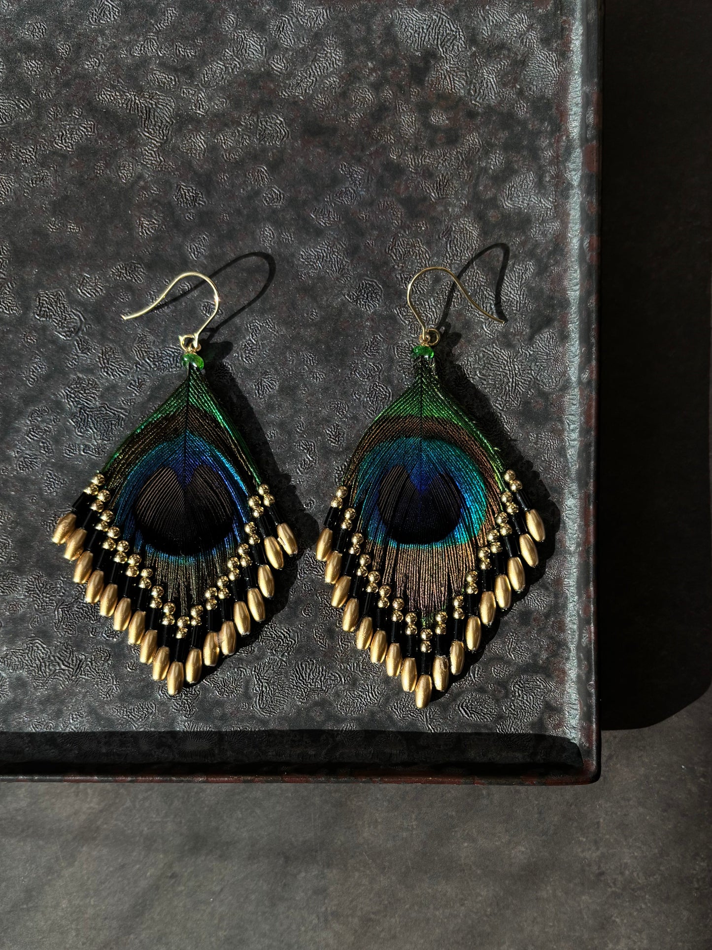 孔雀の羽ピアス 　ブラック