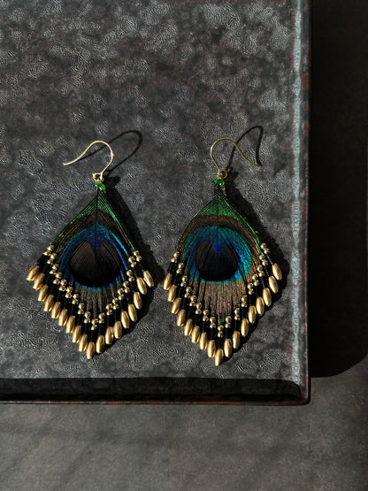 孔雀の羽ピアス 　ブラック