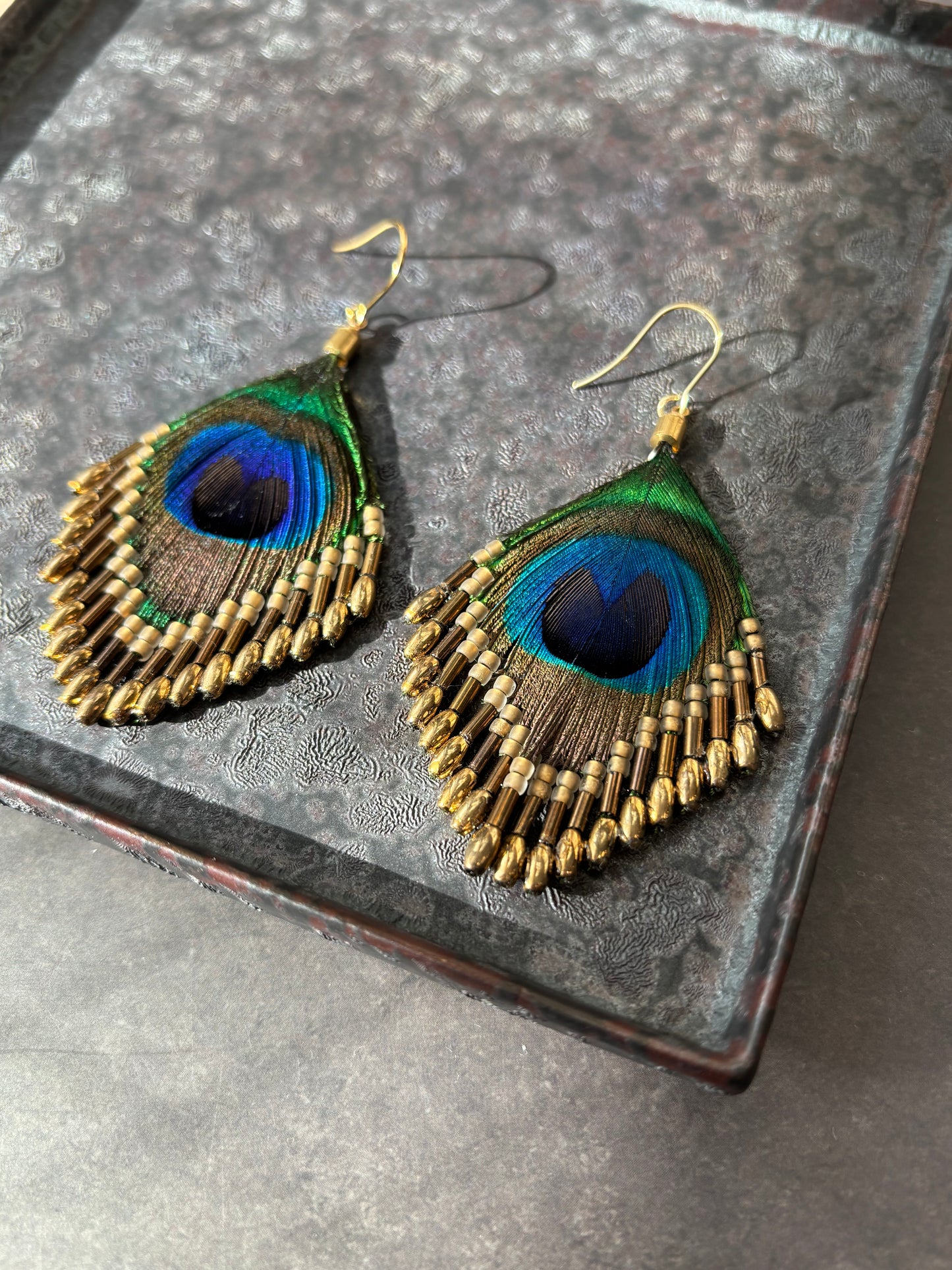 孔雀の羽ピアス 　ブラウンゴールド