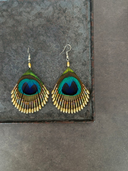 孔雀の羽ピアス ベージュ