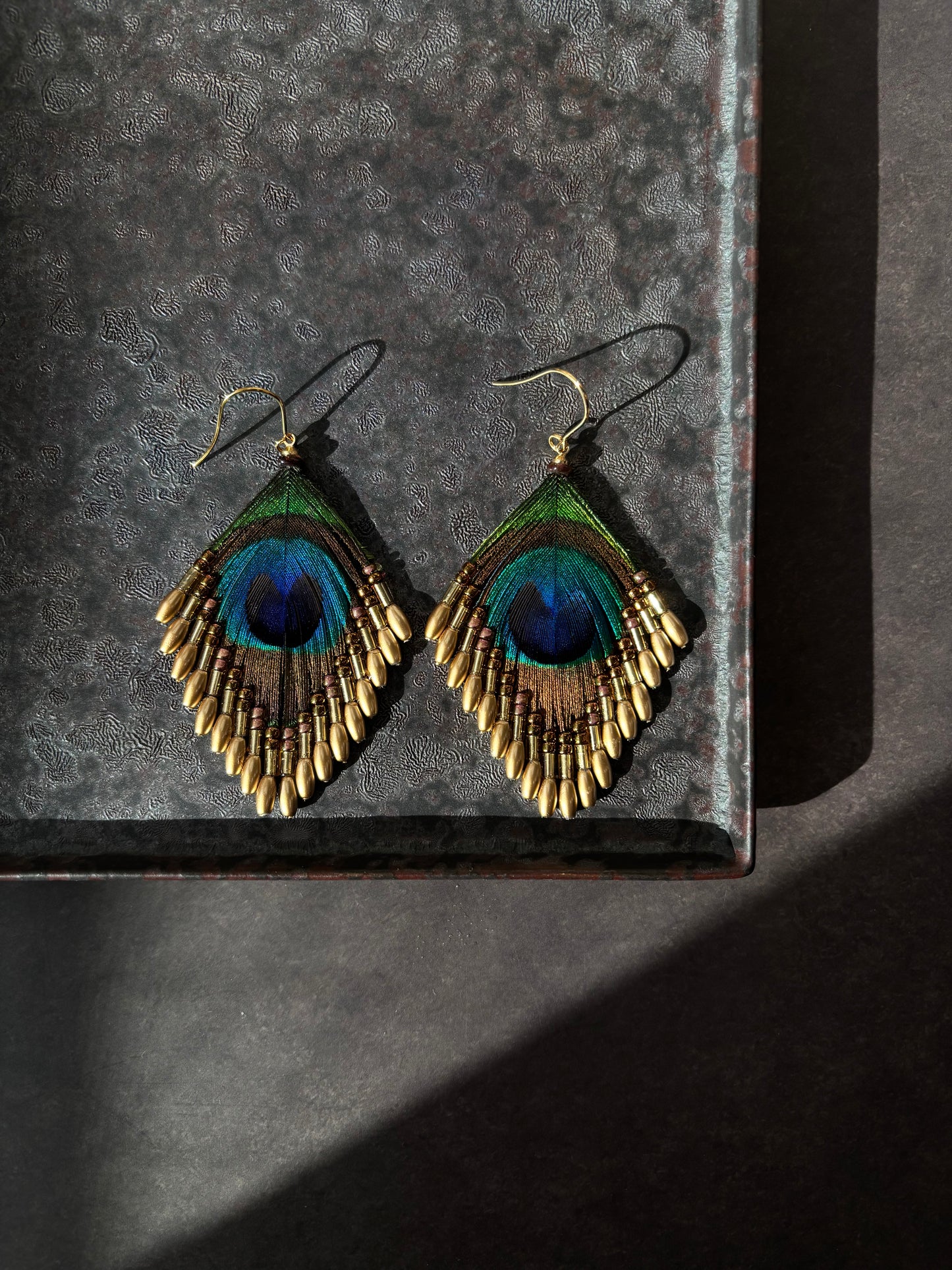 孔雀の羽ピアス 　マットゴールド