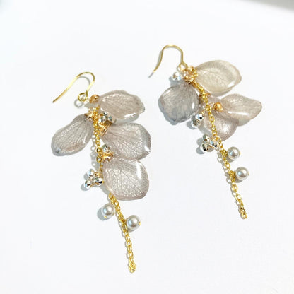 Greige hydrangea fluttering earrings 