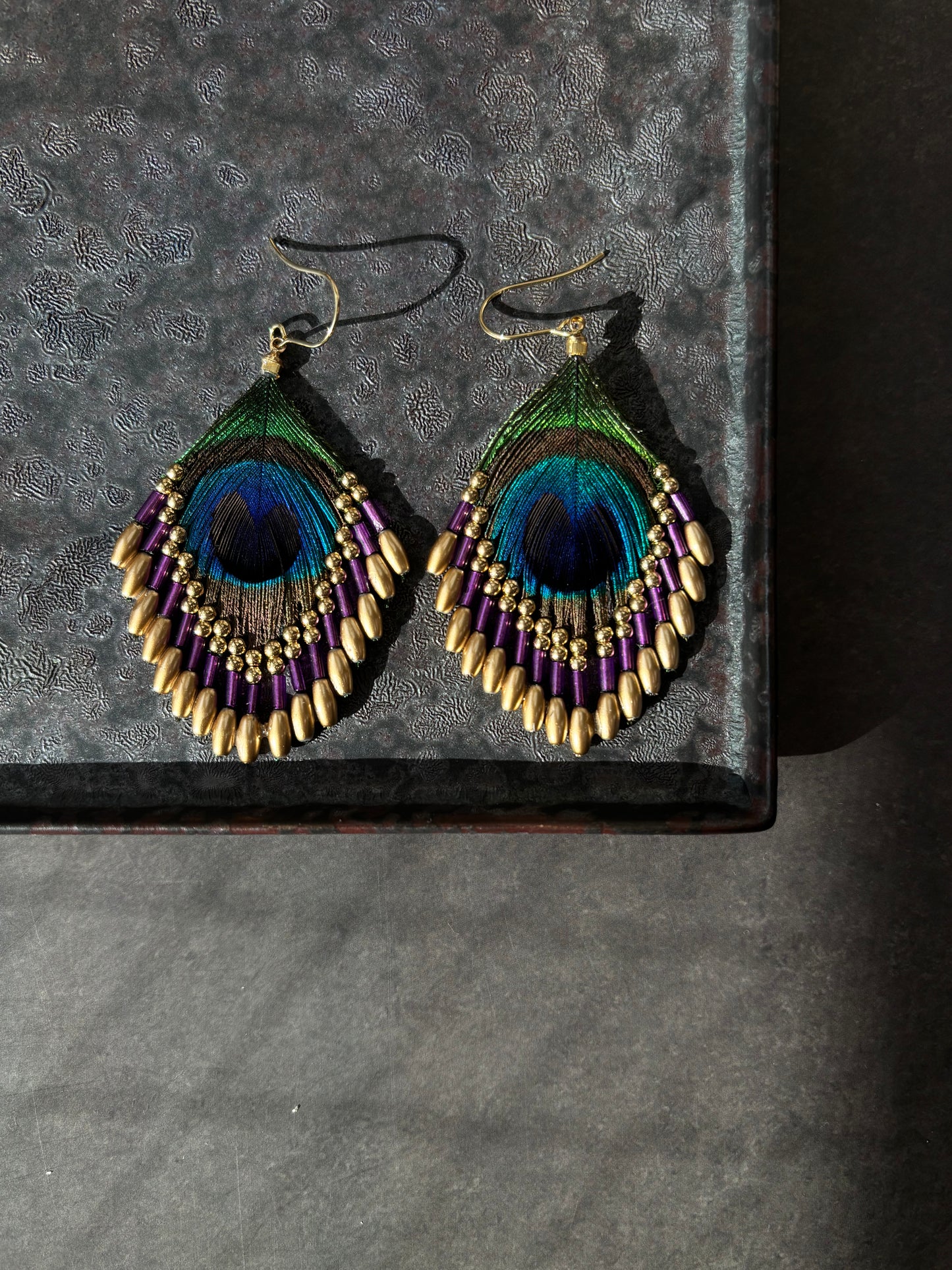 孔雀の羽ピアス 　パープル