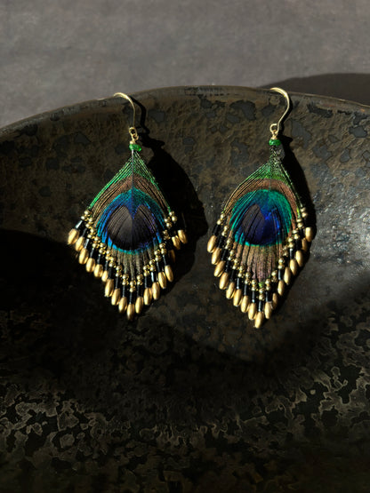 孔雀の羽ピアス 　ブラック