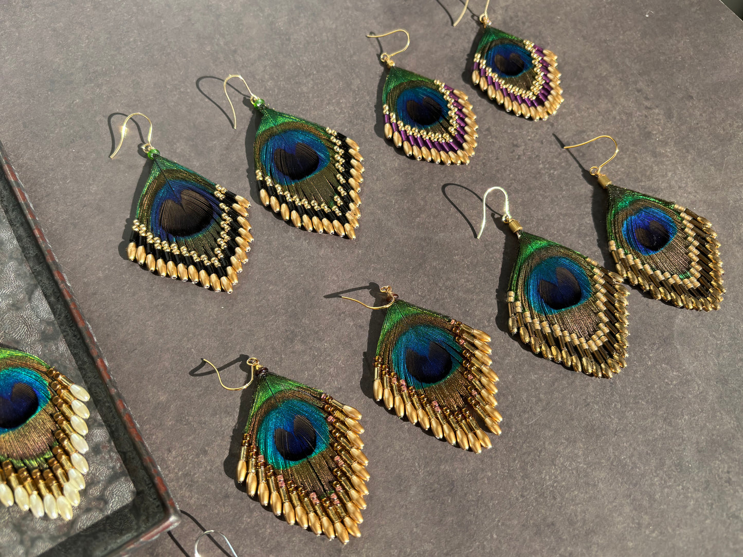 孔雀の羽ピアス 　パープル