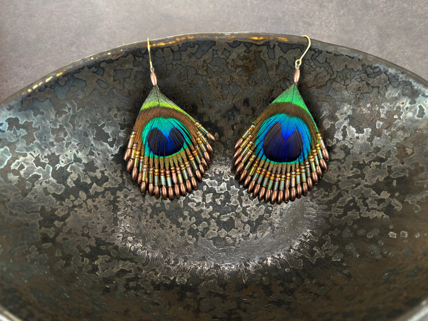 孔雀の羽ピアス ブラウン