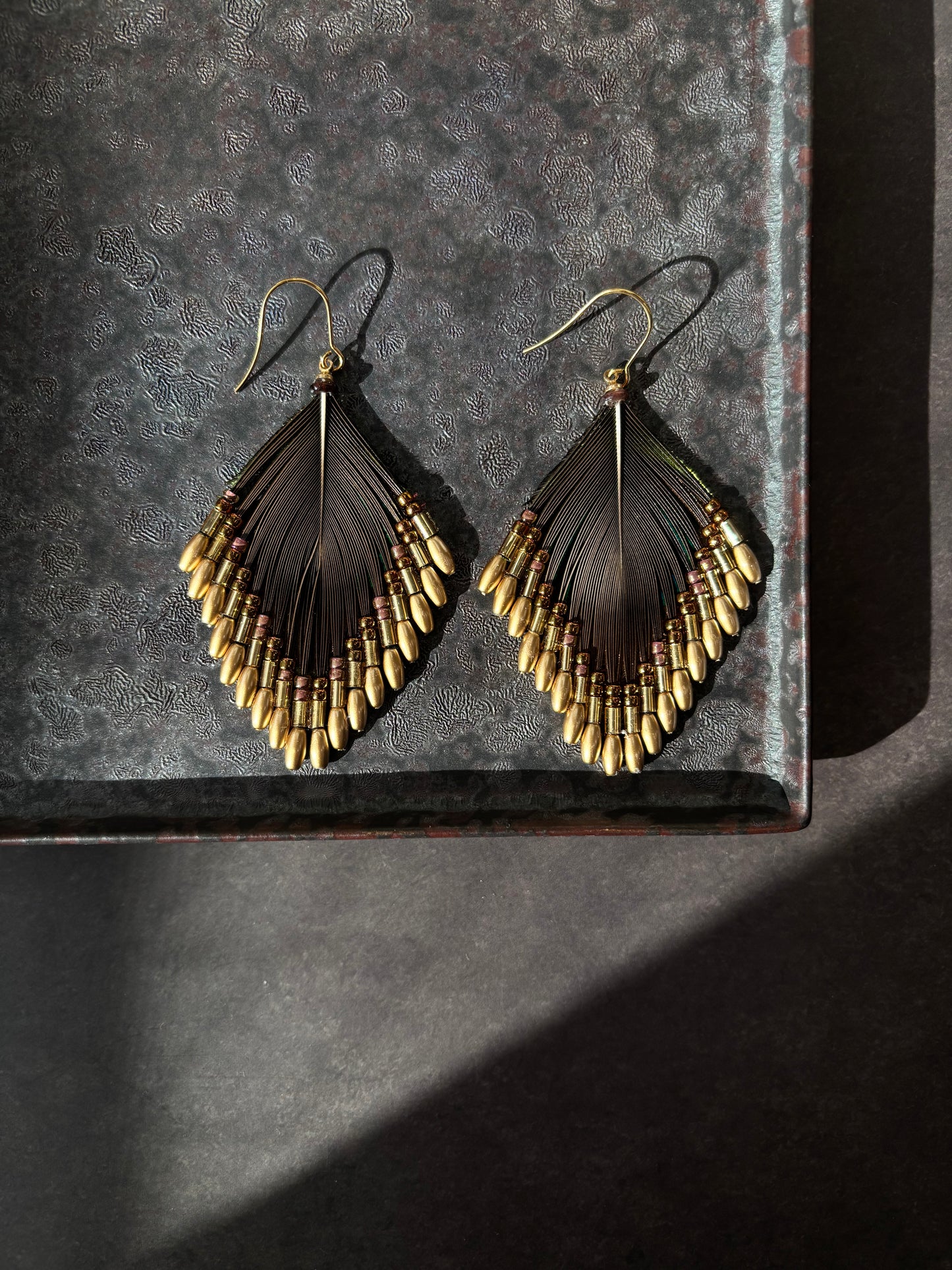 孔雀の羽ピアス 　マットゴールド