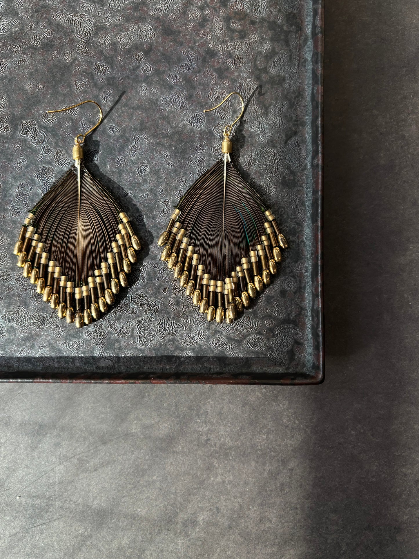 孔雀の羽ピアス 　ブラウンゴールド