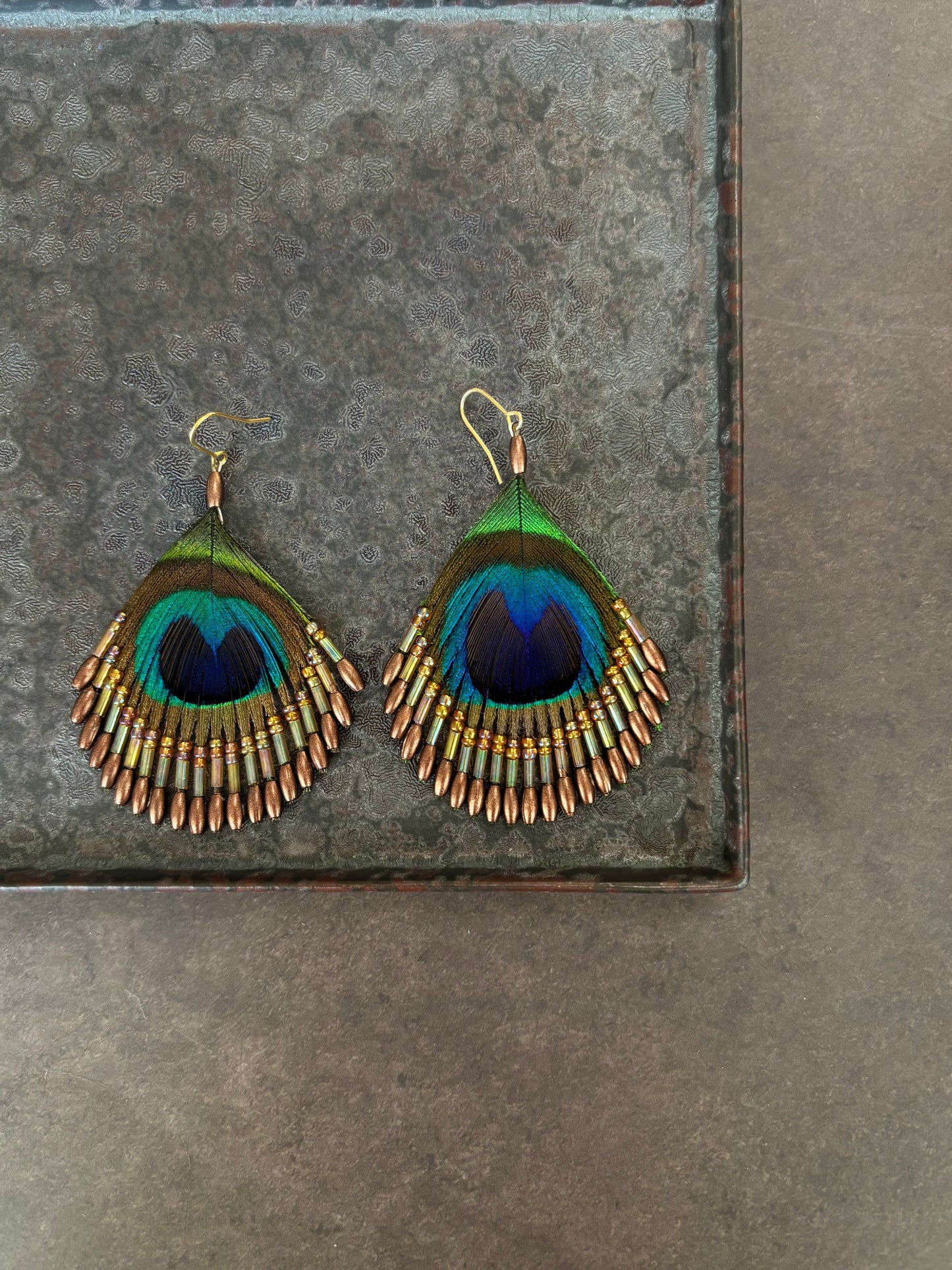 孔雀の羽ピアス ブラウン