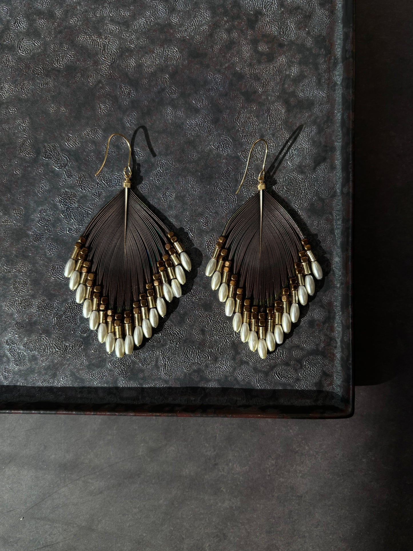 孔雀の羽ピアス ホワイト