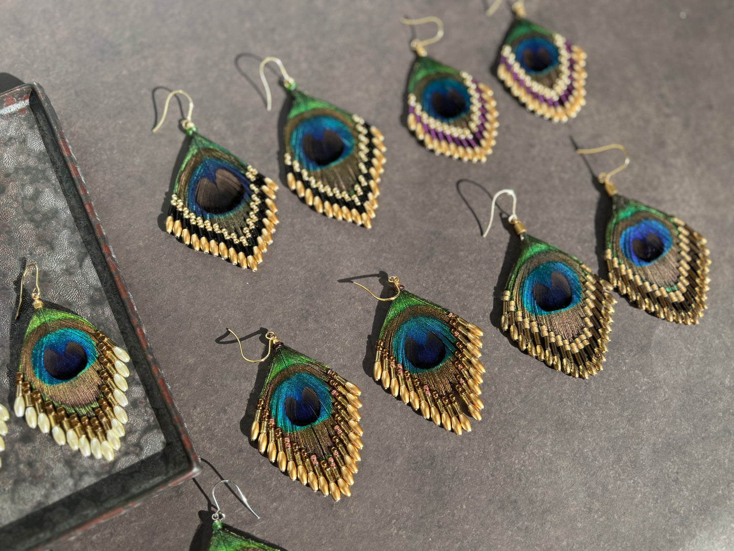 孔雀の羽ピアス 　ブラウンゴールド