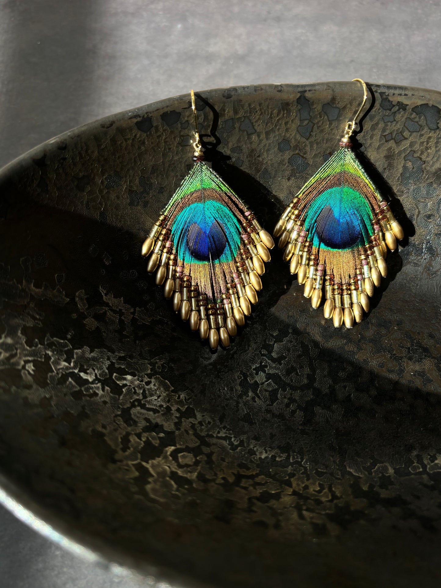 孔雀の羽ピアス 　マットゴールド