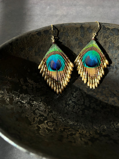 孔雀の羽ピアス 　マットゴールド