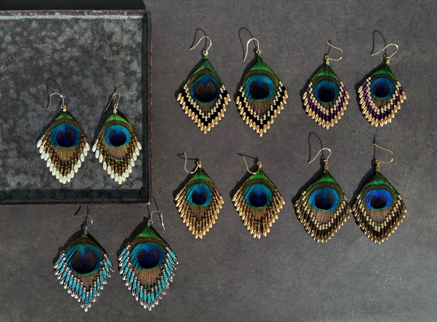 孔雀の羽ピアス 　パープル