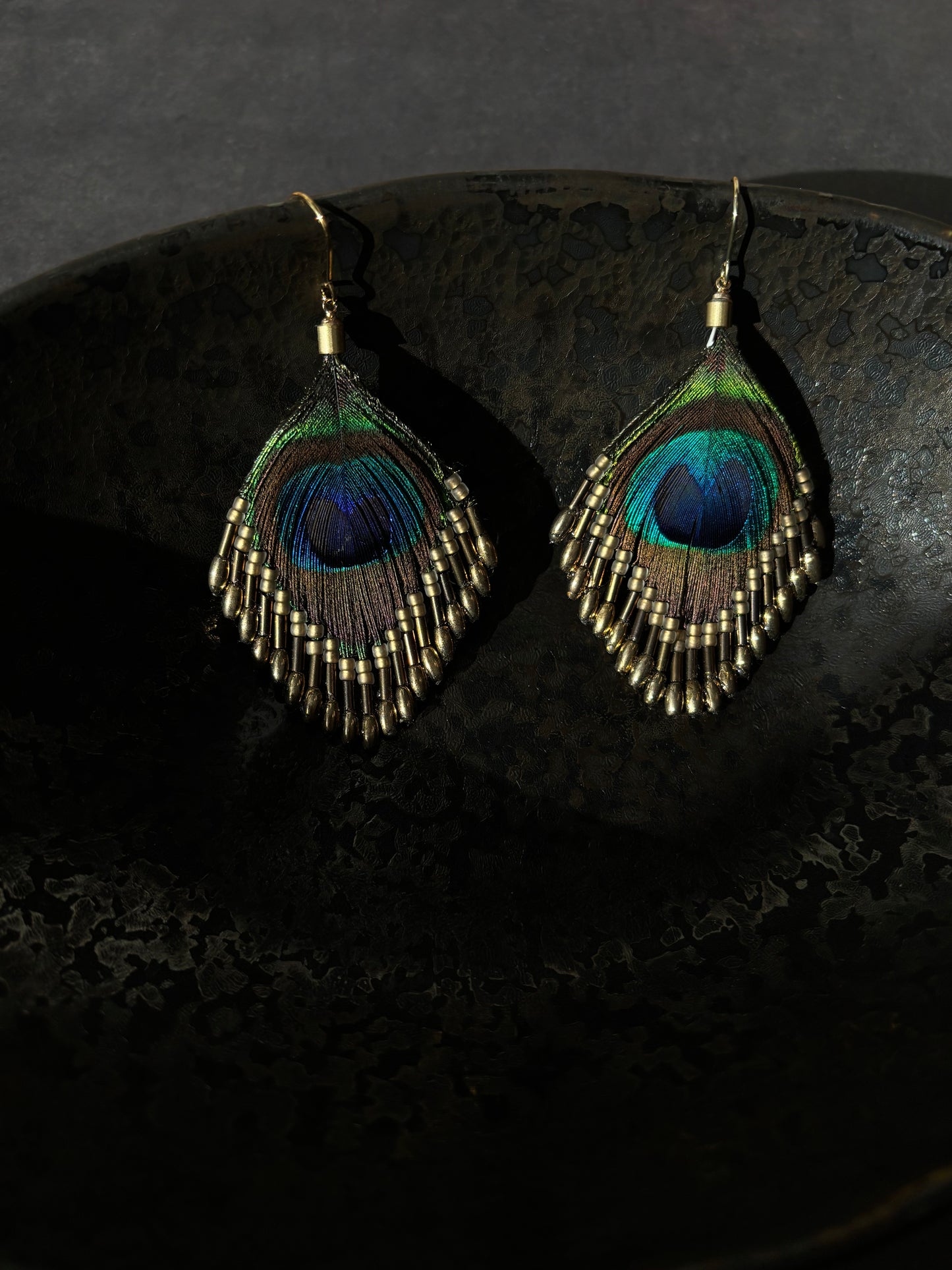 孔雀の羽ピアス 　ブラウンゴールド