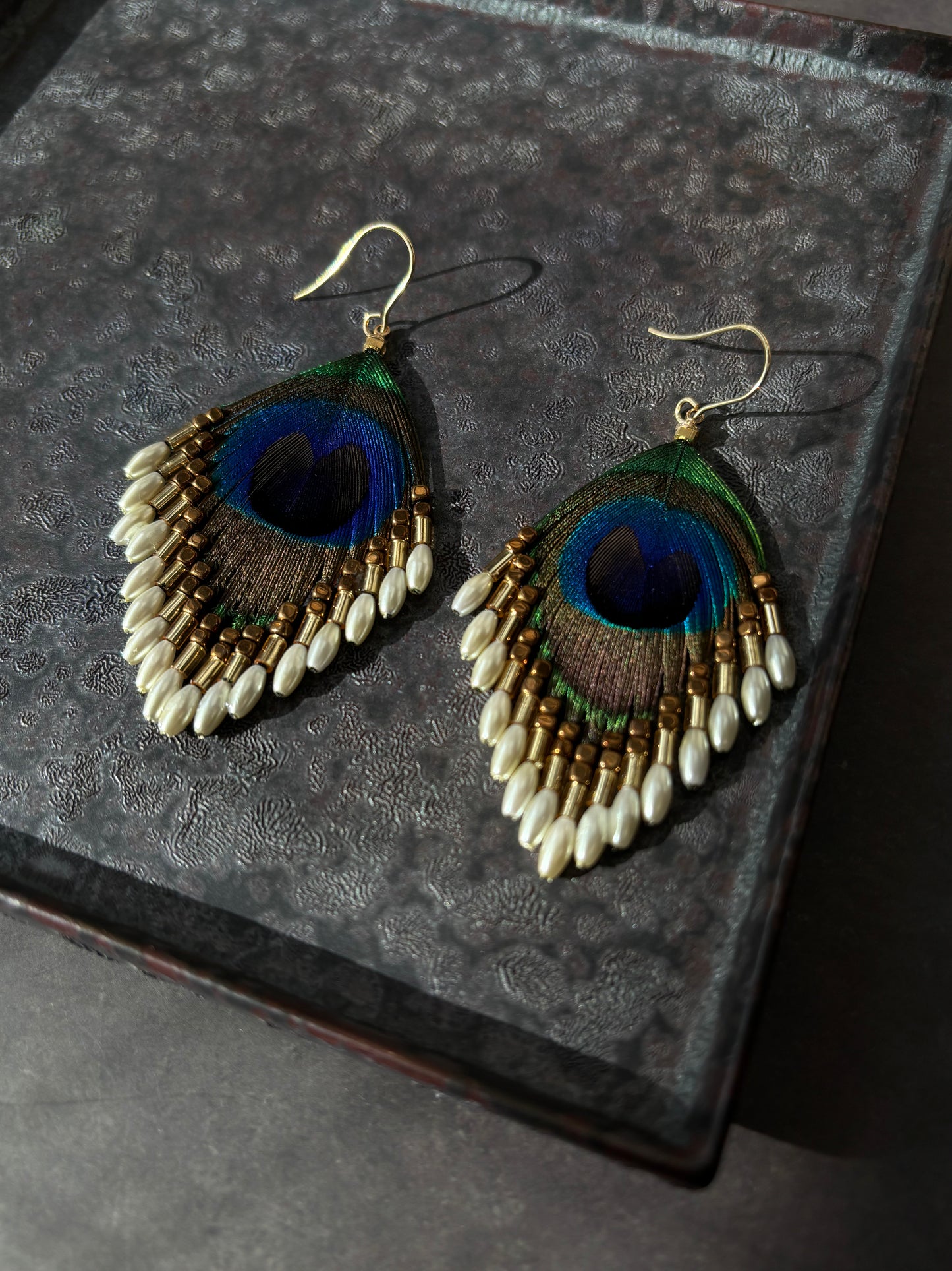 孔雀の羽ピアス ホワイト