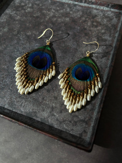 孔雀の羽ピアス ホワイト