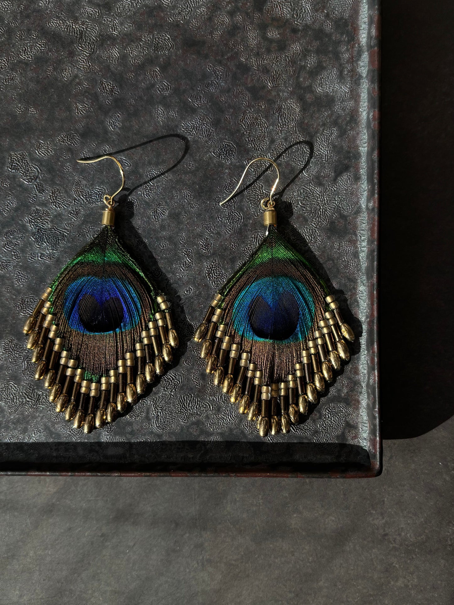 孔雀の羽ピアス 　ブラウンゴールド