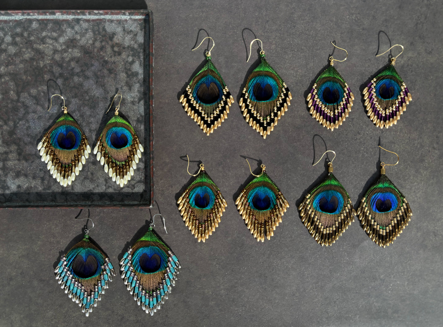 孔雀の羽ピアス 　ブラウンゴールド